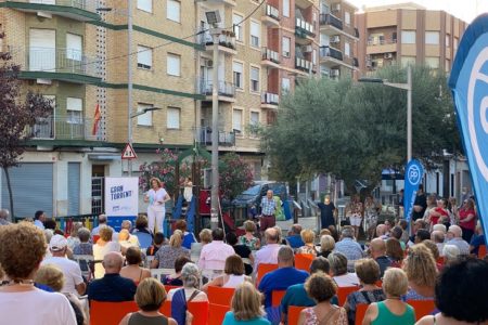 Más de 400 personas arropan a Amparo Folgado en la presentación de «Gran Torrent»