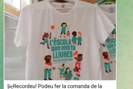 Hablamos Español recoge las protestas de  familias por la promoción de Escola Valenciana y la venta de sus  camisetas en los colegios
