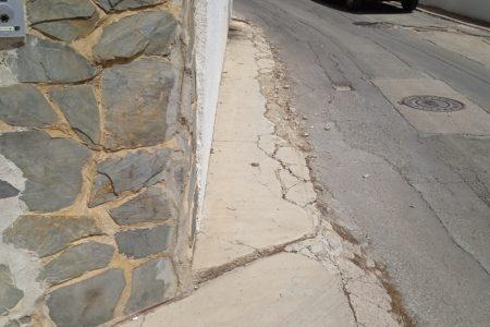 Acera peligrosa en la calle Méndez Núñez