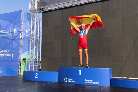 Miguel Vidal de 80 años, Medalla de Oro en el Triatlón Samorin (Eslovaquia)