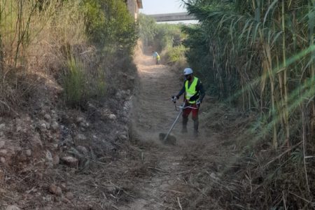23 personas limpian senderos contratados como cada verano con la subvención de zonas rurales deprimidas