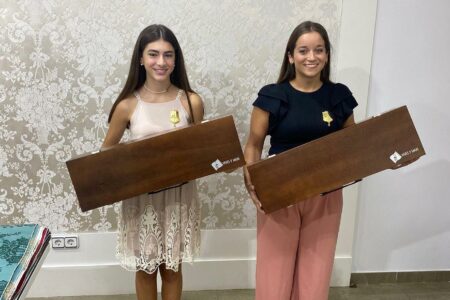 Anna Mora y Lorena González han visto las telas que lucirán en sus trajes oficiales