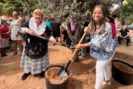 La Unión Extremeña de Torrent impulsa la plantación de una encina en la Av. Reina Sofía
