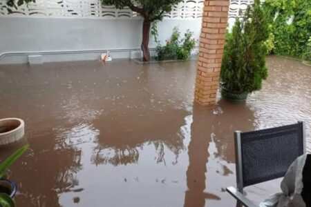 «Cada vez que llueve algo, nuestras viviendas se inundan» afirman los vecinos de la calle Soria en Torrent