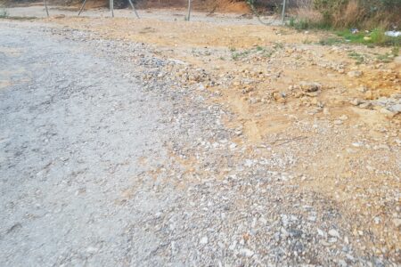 45 vecinos de Torrent llevan un año esperando que el Ayuntamiento atienda a su petición de asfaltado para la calle «que da vergüenza»