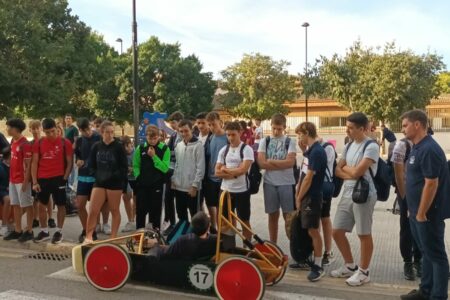 ‘L’institut al carrer’: el IES La Marxadella se suma al movimiento ‘Street for Kids’ y traslada la actividad lectiva a la calle