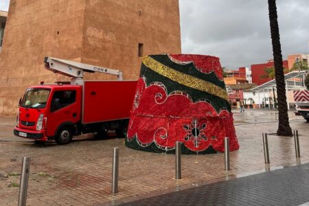 La instalación del árbol de Navidad el día que se inundó Torrent recibe las críticas de multitud de vecinos por inoportuno
