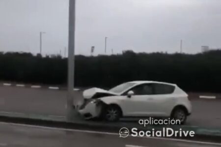 Un vehículo en dirección contraria choca con una farola en la Pl. Concordia