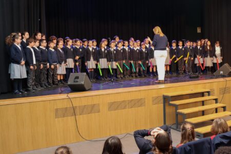 Los centros educativos de Torrent cantan en valenciano en la XXIII Trobada de Nadales