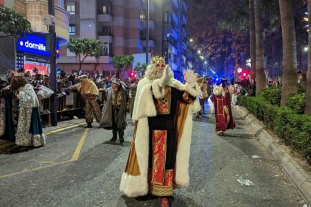 Los Reyes Magos reparten ilusión en la Cabalgata de Torrent
