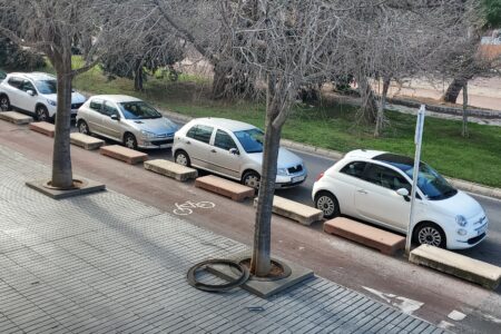 Aro de hierro que nadie en el Ayuntamiento ha visto en quince días que va rodando de un sitio a otro