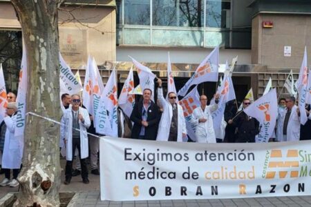 Los médicos protestan ante las puertas de la Consellería por la falta de acuerdo en las negociaciones