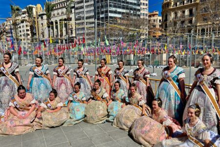 Las Falleras Mayores de Torrent visitan les Corts Valencianes