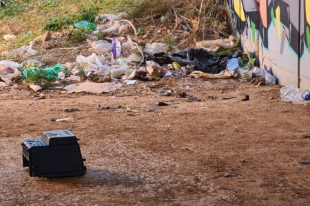 Denuncian el abandono de un camino junto a Parc Central