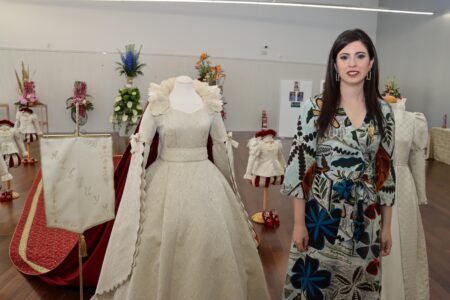Inma Muñoz expone su traje de Reina del Encuentro