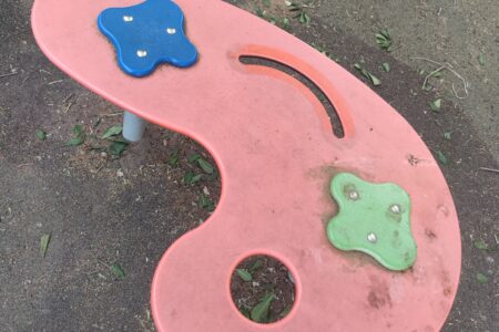 Quejas por la suciedad en los columpios del parque de la Policía en Torrent