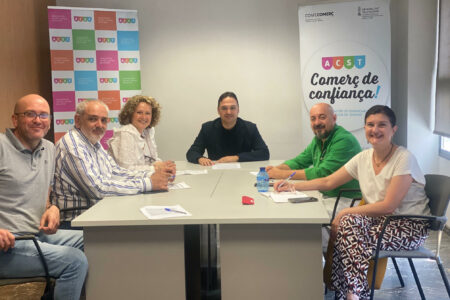 Folgado se compromete con la seguridad, la mejora de la iluminación, el aparcamiento y la ampliación de la Tarjeta+25 con los comerciantes de Torrent