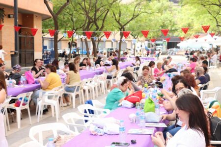 Torrent celebró el día de tejer en público