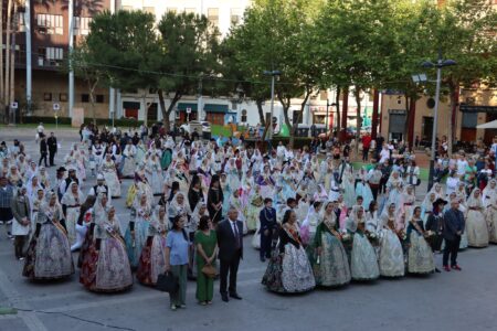 Las fallas desfilan con la Virgen de los Desamparados en la Falla Segon Tram