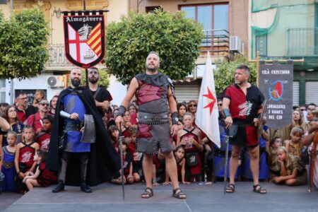 La ofensiva cristiana logra reconquistar la Torre en la segunda trabucà de Moros y Cristianos