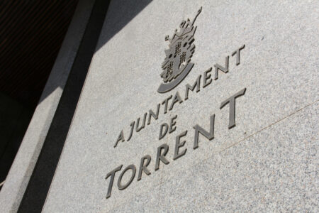 Torrent compra ventiladores y repartirá agua fresca en las mesas electorales el próximo 23J