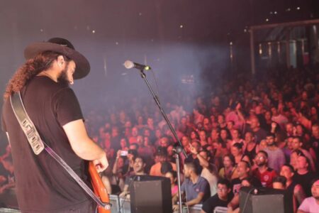 Miles de personas celebran el 20º aniversario del Rockejat