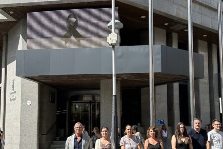Torrent se une al dolor tras el asesinato de Raquel en Alzira y coloca un crespón negro en el Ayuntamiento