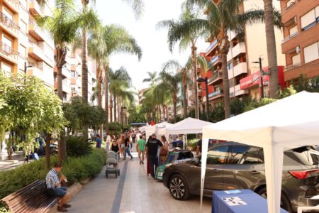 Los concesionarios de Torrent exponen sus vehículos eléctricos en la Avenida al Vedat