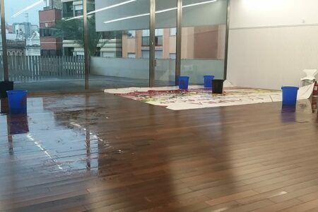 Cierra la Sala Cívica de l’Antic Mercat para reparar las goteras