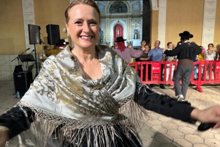 La alcaldesa y los concejales bailan la Xàquera de Torrent
