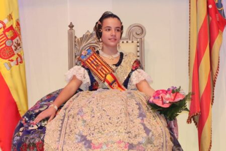 Vega Román Montero recibe la banda y la joya que la acredita como Fallera Mayor Infantil