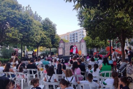 Cientos de niños disfrutan del espectáculo Jaume I en las plazas de Torrent