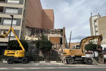Torrent derriba un edificio en ruina en Obispo Benlloch que era un peligro desde hace años
