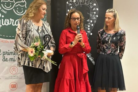 África Sánchez recibe el premio Cor Solidari de la Falla Els Generals