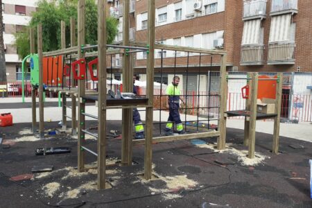 Torrent renueva la zona de juegos de la calle Azorín