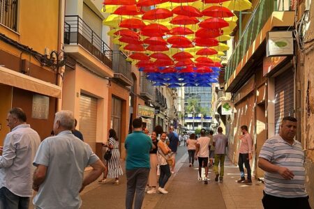 Los torrentinos aprovechan el domingo para visitar los paraguas con la Senyera y la bandera de España