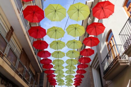 Torrent empieza a vestir las calles Sagra y San Cristòfol con los colores de la Senyera y España