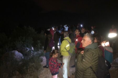 Los torrentinos suben a la Serra Perenxisa en medio de la noche a contemplar el firmamento