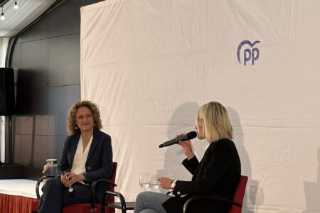 Amparo Folgado referente de la política local, ofrece una charla a alcaldes y portavoces en Barcelona