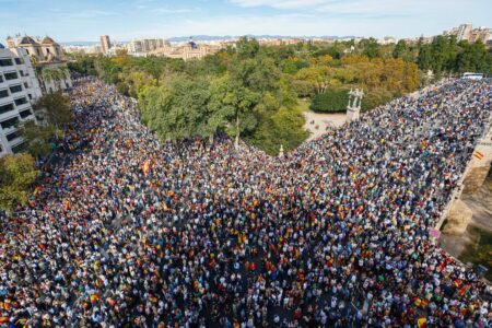 Valencia se echa a la calle contra la amnistía de Pedro Sánchez a delincuentes a cambio de sus votos en la investidura