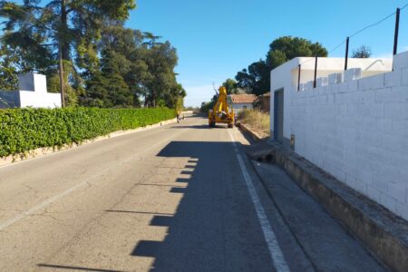 Torrent retira 3 toneladas de tierra y residuos de la cuneta hacia Calicanto tras años sin limpiar por el PSOE