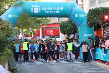 La Avenida acoge la III edición de la carrera escolar de Caixa Rural Torrent