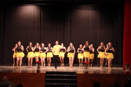 La Escuela de Baile de Javier Fernández celebra la gala navideña a beneficio de ADISTO