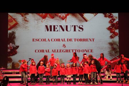La Escola Coral de Torrent llena de magia musical la mañana del domingo