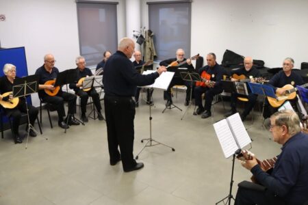 La rondalla del Círculo Católico lleva la alegría de la Navidad al Centro de Mayores Virgen del Olivar