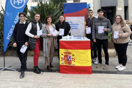 NNGG conciencia en Torrent sobre la importancia de la Constitución Española