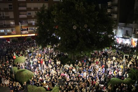 Miles de torrentinos dan la bienvenida a la Navidad con villancicos, espectáculo de luces y mascletà