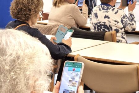 Torrent empodera a sus mayores en el manejo de WhatsApp y GVA Salut
