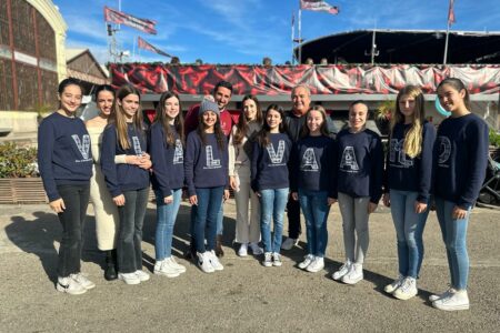 Las falleras mayores de Torrent visitan el barco de la Navidad