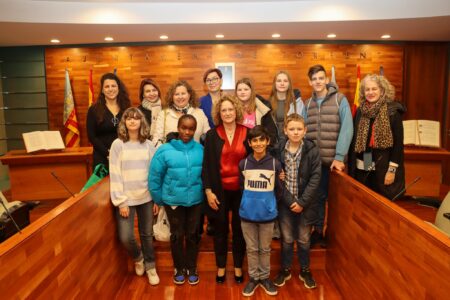 Alumnos de Lituania visitan el Ayuntamiento de Torrent